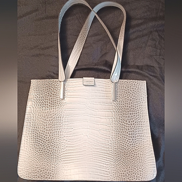 Calvin Klein - Picture 2 of 9